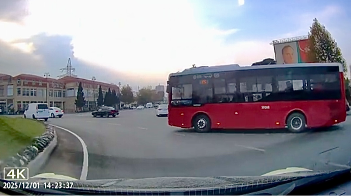 Növbəsini gözləmədən dairəyə girən avtobus sürücüsü - 77-JZ-812 - VİDEO