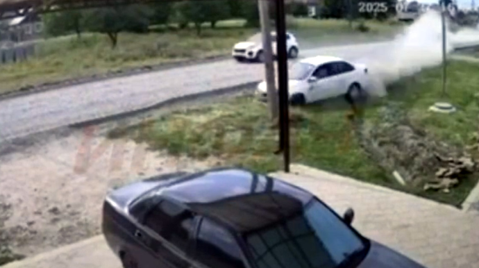 İdarəetmədən çıxan maşın yeniyetmə velosipedçinin üstündən keçdi - VİDEO