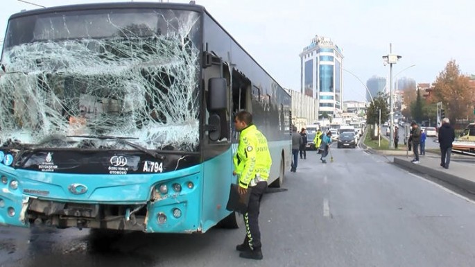 Avtobusla avtomobil toqquşdu, yaralananlar var