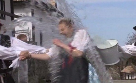 Ər qaynar suyu arvadının üstünə tökdü, atasının qapısına atdı - Bərdədə