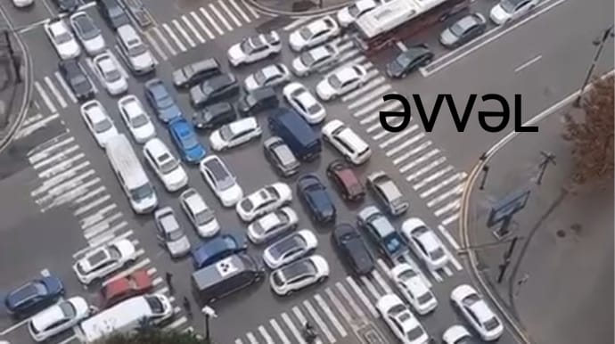 Sürücülərin yaratdığı süni tıxac; yol hərəkəti qaydalarını pozanda belə olur – EKSPERT RƏYİ – VİDEO 
