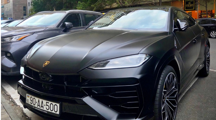 Ramiz Mehdiyevin nəvəsi Bakıda 630 min manatlıq maşınla gəzir - VİDEO 