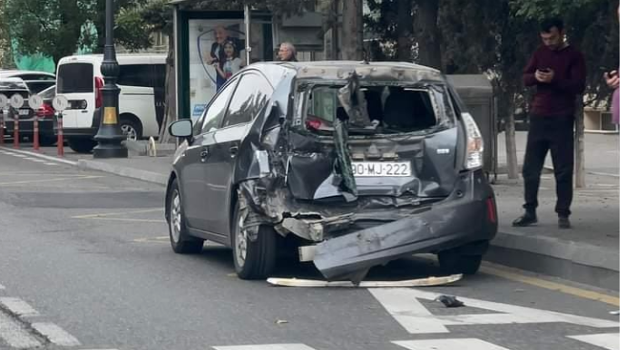 Paytaxtda qəza:  Yük maşını “Prius”a çırpıldı  - VİDEO - FOTO