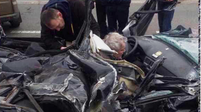 Rus tankı maşının üzərindən keçdi, sürücü sağ qaldı - VİDEO