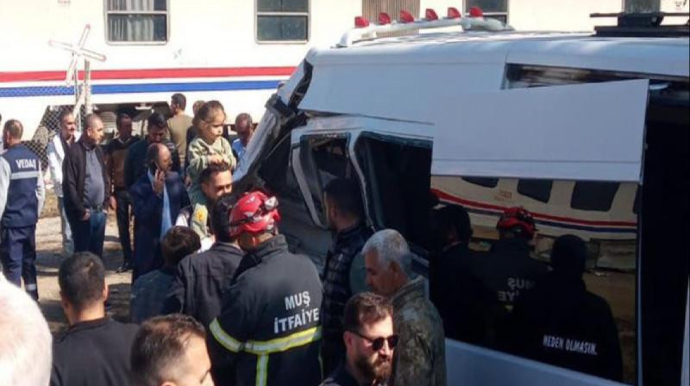 Mikroavtobus qatarla toqquşub, 17 şagird yaralanıb 