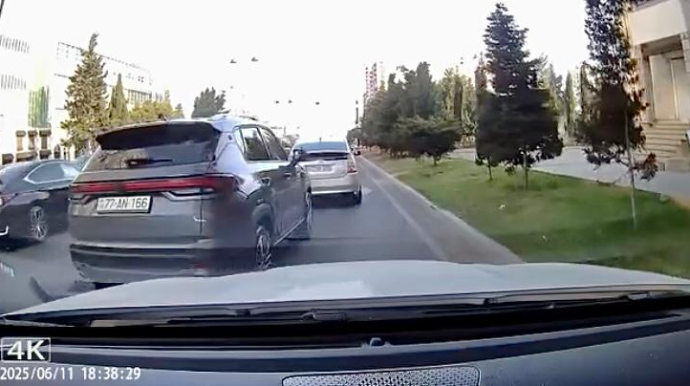 Sağ zolaqdakı maşını sıxışdırıb sürücünün səbrini tükətdi - 77-AN-166   - VİDEO