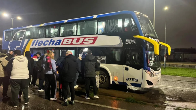 Uruqvayda azarkeşlərin avtobusu atəşə tutuldu: Xəsarət alan var 