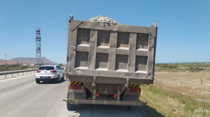 Yükdaşıma qaydalarını pozan sürücü qəza şəraiti yaratdı  - FOTO