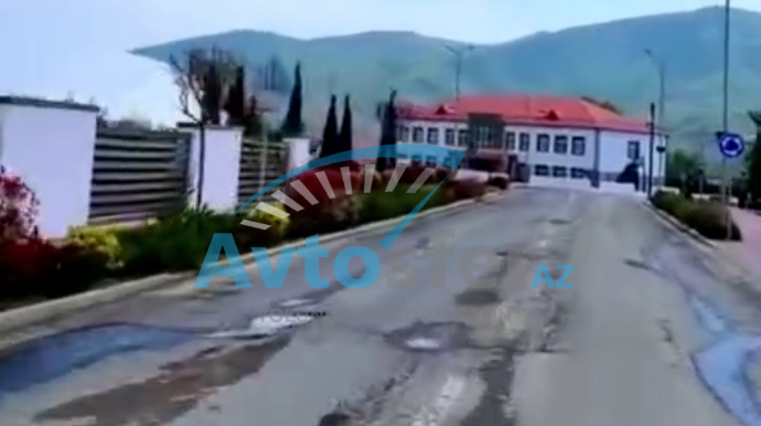 Xocalıya 1 il əvvəl çəkilən asfalt dağılıb - VİDEO