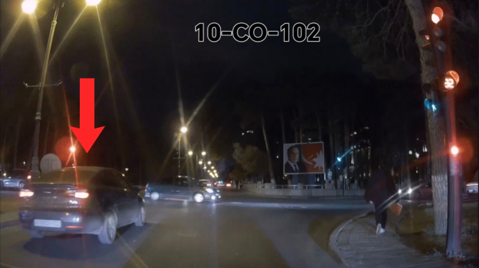 Qırmızı işığı yaşıl kimi görən sürücü qaydaları pozdu - 10-CO-102 - VİDEO