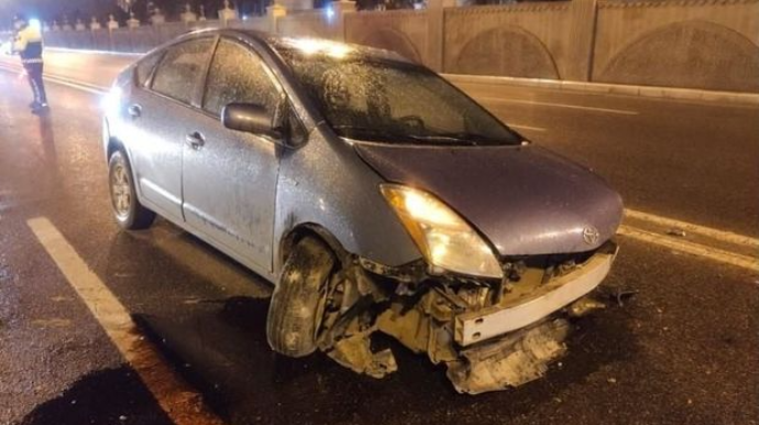 "Prius" "Chevrolet"ə çırpıldı:  piyada maşının altında qalıb öldü