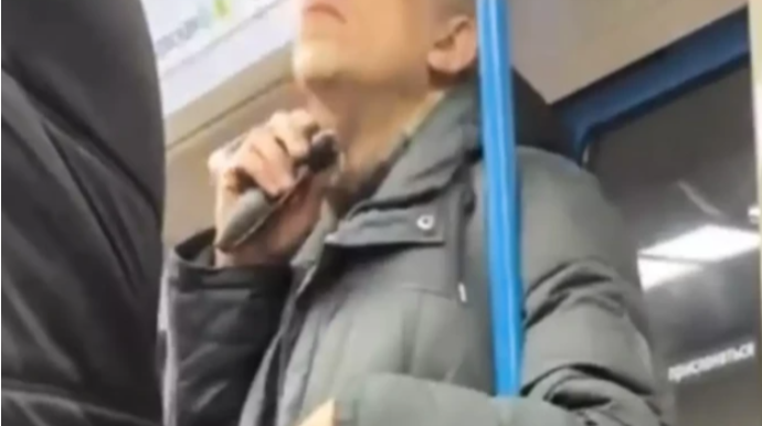 Metroda üzünü qırxıb hamını təəccübləndirdi - VİDEO 