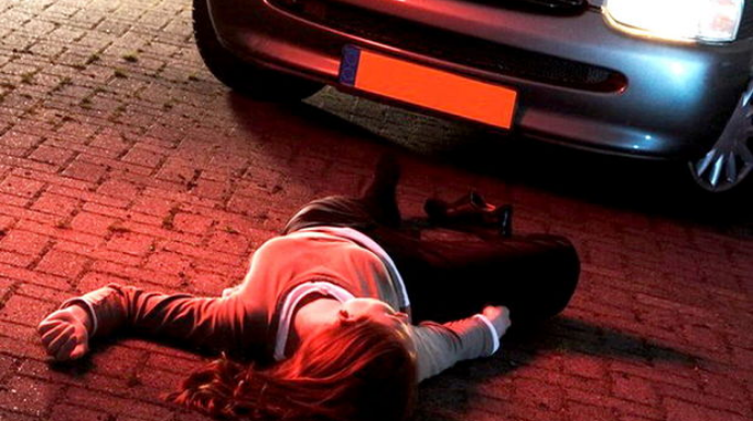 Mühərriki söndürməyən qadın üç dəfə öz avtomobilinin təkərləri altında qaldı   - FOTO