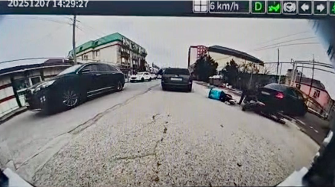 Ara yola girən “Nissan” mopedlə toqquşdu, kuryer və sərnişin…   - ANBAAN VİDEO