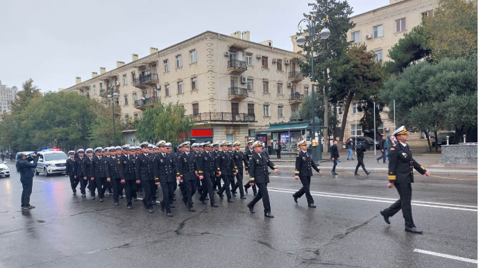 В связи с Днем Победы проходит шествие в сопровождении военного оркестра  - ФОТО