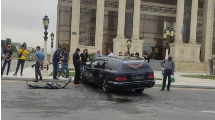 Sumqayıtda "Mercedes" qəza törədib, sürücü yaralanıb  - FOTO