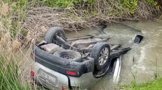 В Сабирабаде автомобиль опрокинулся в водоканал