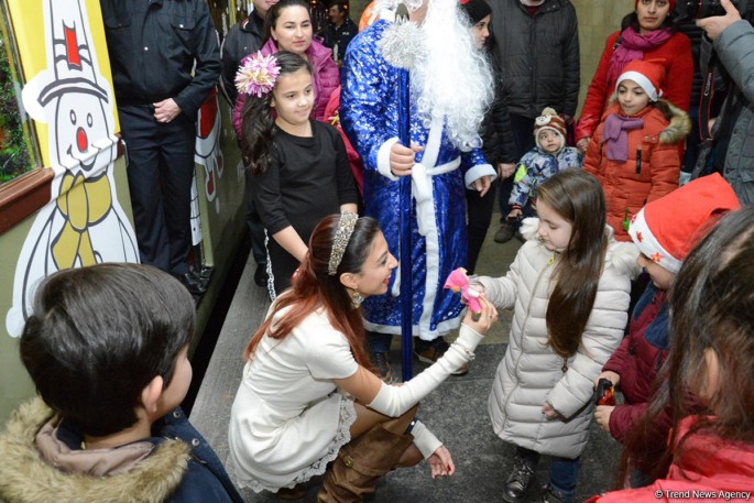 Bakı metrosunda Yeni il şənliyinə start verildi - FOTO