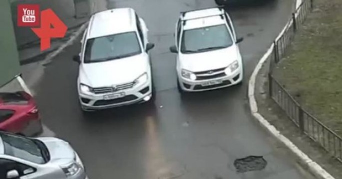 Avtomobili park etmək üstündə sürücüyə atəş açdı  - VİDEO