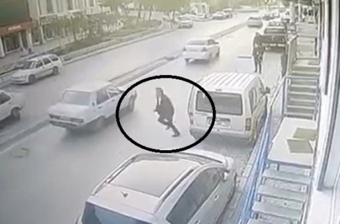 Bankdan çıxan şəxsin çantasını avtomobilindən belə oğurladılar - VİDEO