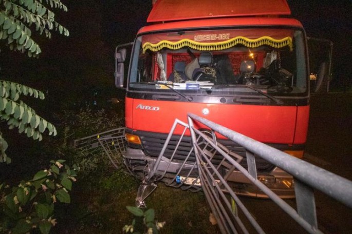 Goranboyda yük maşını yolun arakəsmələrinə çırpılıb