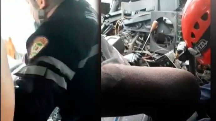 Bakıda qəzaya uğramış maşından sürücünün xilas edilməsi anları - VİDEO