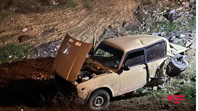 Abşeronda “VAZ 2107” dərəyə aşdı, 2 nəfər xəsarət aldı  - FOTO