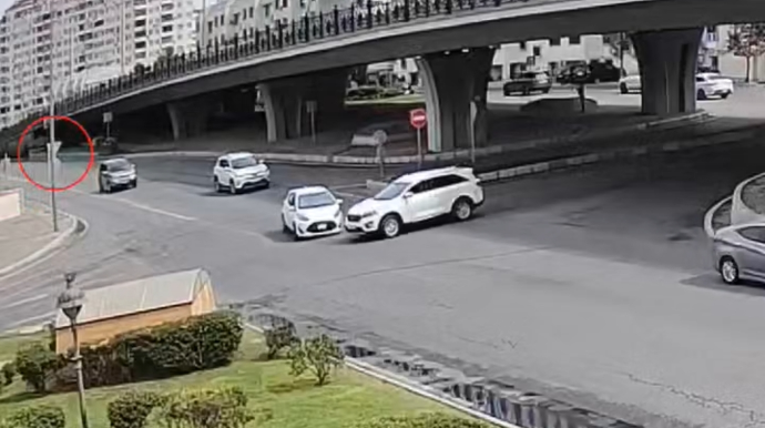 Dairədə “Yol ver” nişanına baxmayan sürücü qəzaya səbəbə oldu – REAL VİDEO 