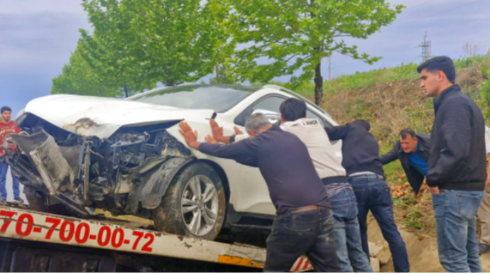 Yağışlı hava qəzaya səbəb oldu; "Hyundai" ağaca çırpıldı - FOTO 