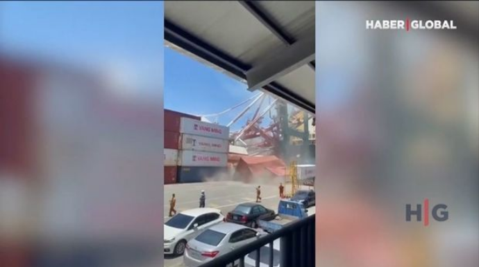 Limana yan almaq istəyən gəmi nəhəng yük kranını aşırdı    - VİDEO