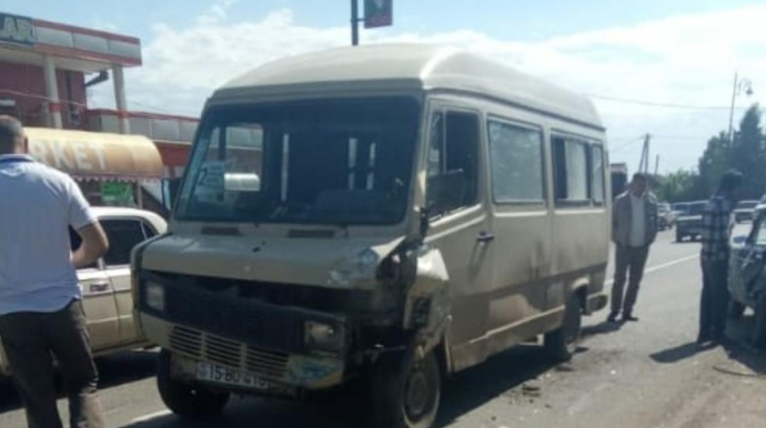Cəlilabadda mikroavtobus minik avtomobili ilə toqquşdu