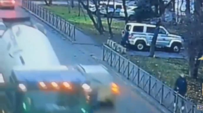 Daxili İşlər Nazirliyinin binası yaxınlığında  polis maşını yandırıldı;  17 yaşlı gənc saxlanıldı - VİDEO 