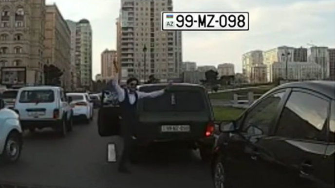 В Баку водитель вышел из машины посреди дороги и устроил танцы   - ВИДЕО - ФОТО
