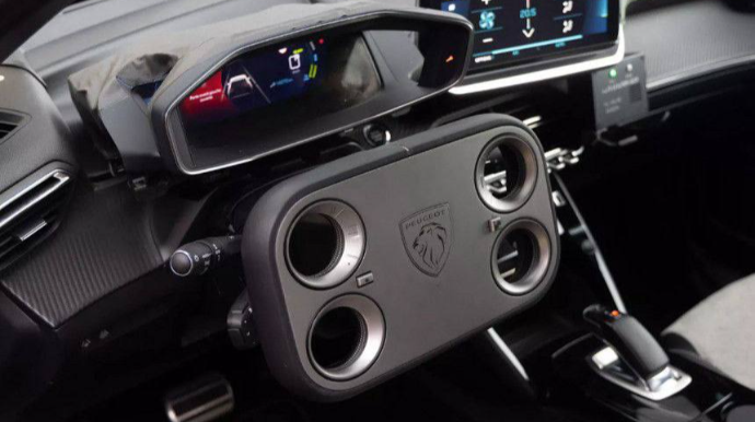 Bu avtomobildə sükan kvadratşəkilli olacaq 