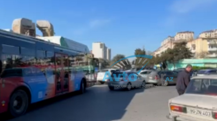 İlk iş günü Nizamidə yaranan tıxacın görüntüsü yayıldı - VİDEO