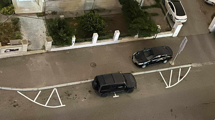 Bir parkinqi zəbt edib, o biri səkini - FOTO