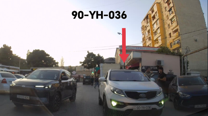 İkinci cərgədə dayanıb söhbət edən sürücü yolu kəsdi - VİDEO