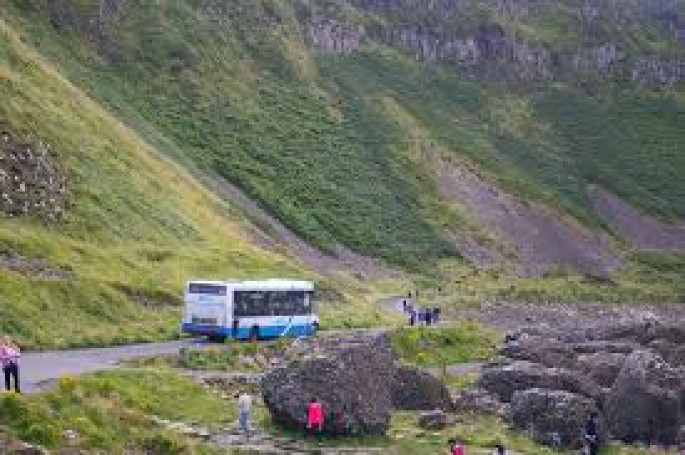 Turist avtobusu minik avtomobili ilə toqquşdu: biri ağır, 21 yaralı