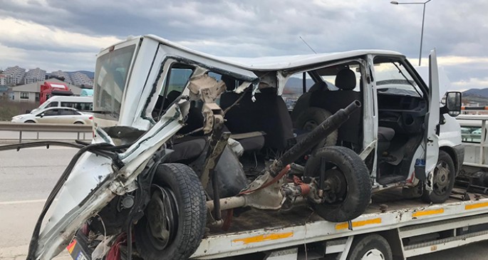 Əyləci xarab olan traktor mini avtobusa çırpıldı: 5 yaralı - VİDEO