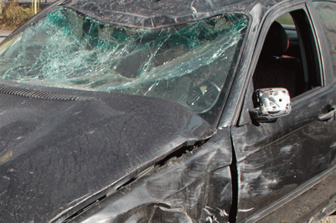 Avtomobil mağazaya girdi: 1 ölü, 1 yaralı