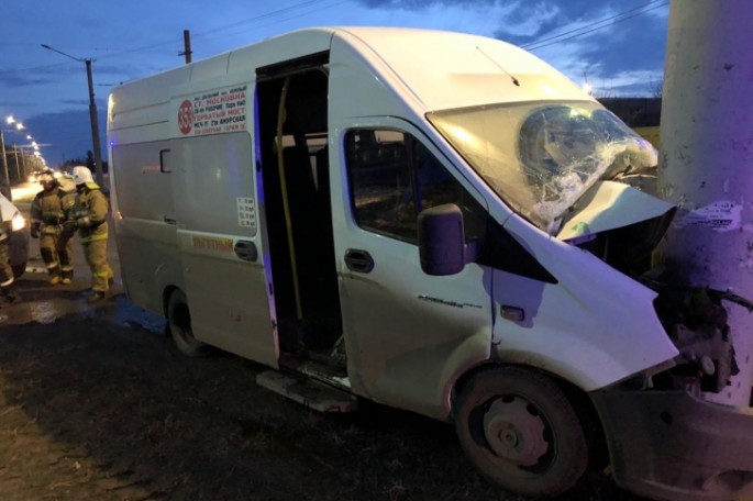 Mikroavtobus beton dirəyə çırpıldı: 4 nəfər xəsarət aldı - FOTO