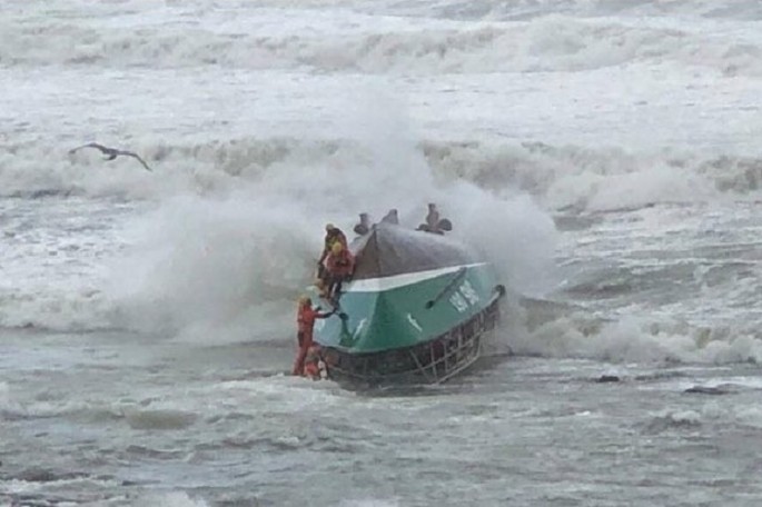 Xilasetmə gəmisi çevrildi: 3 ölü