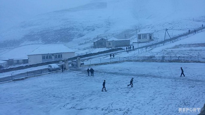 Qubanın dağlıq kəndlərinə qar yağıb - FOTO