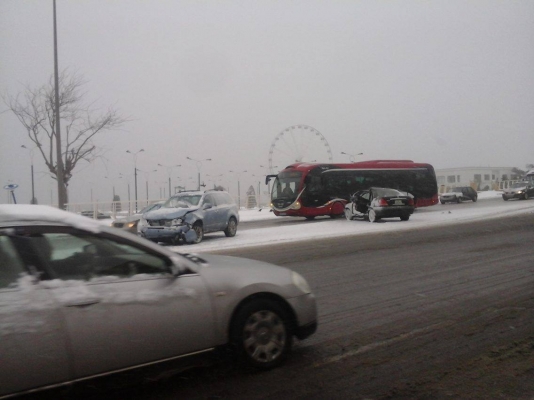 Qar Bakıda nəqliyyatın hərəkətini çətinləşdirib - FOTO