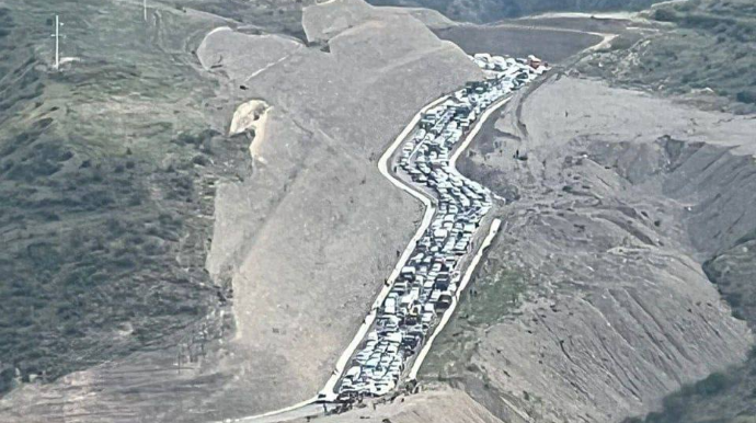 Qarabağı tərk edən ermənilərin maşınları tıxac YARATDI - VİDEO