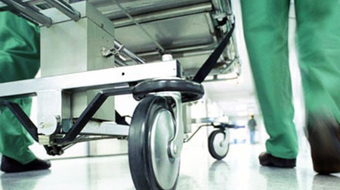 Məktəbli maşının altında qaldı