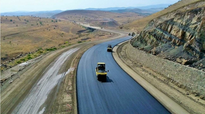 Bu il ölkədə neçə kilometr avtomobil yolu qurulub və təmir olunub? 