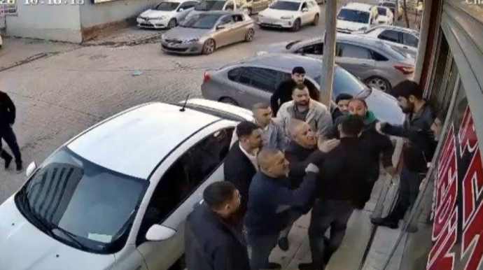 Mağaza sahibləri silahlı insident yaşandı – Çeçen öldü, 4 yaralı, 14 şübhəli var – ANBAAN VİDEO 