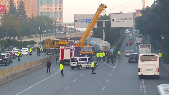 Binəqədidə yol qəzası oldu, sıxlıq yarandı - FOTO  - YENİLƏNİB