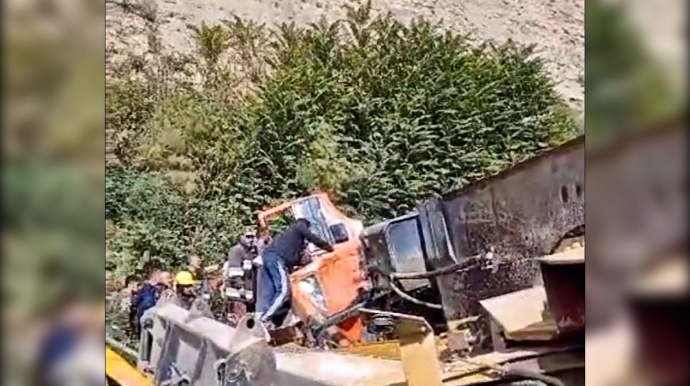 Laçında ağır qəza:  Kran dərəyə aşdı, 20 yaşlı gənc öldü  - VİDEO